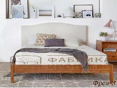 деревянная кровать с мягкой спинкой