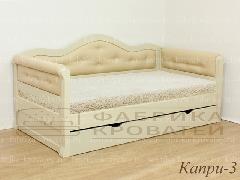 красивая деревянная кровать 