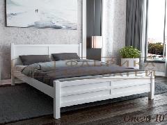 белая двуспальная кровать из дерева