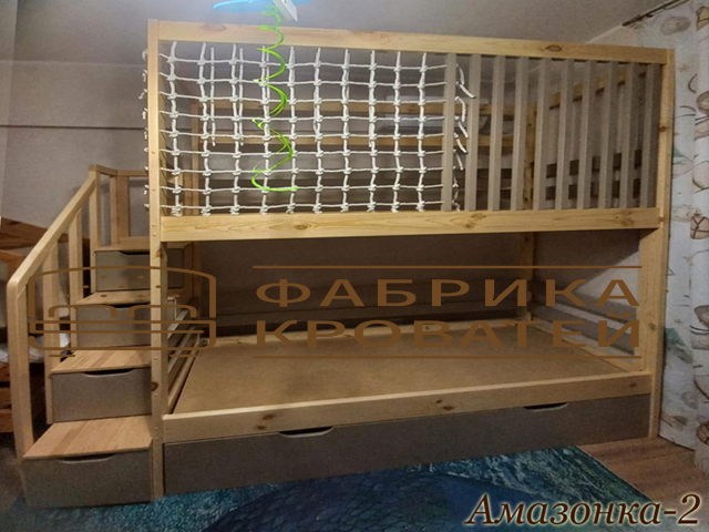 двухэтажная кровать с сеткой наверху