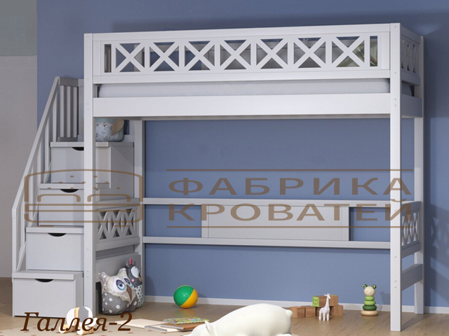 Детская кровать-чердак с высоким бортиком и лесенкой с перилами